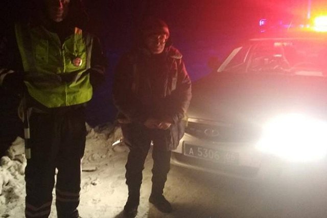 Под Екатеринбургом инспекторы ДПС спасли от холодной смерти путника-«марафонца»