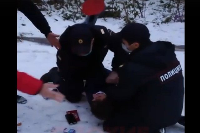 В Березниках мужчину на глазах у маленькой дочери скрутили полицейские за отсутствие маски
