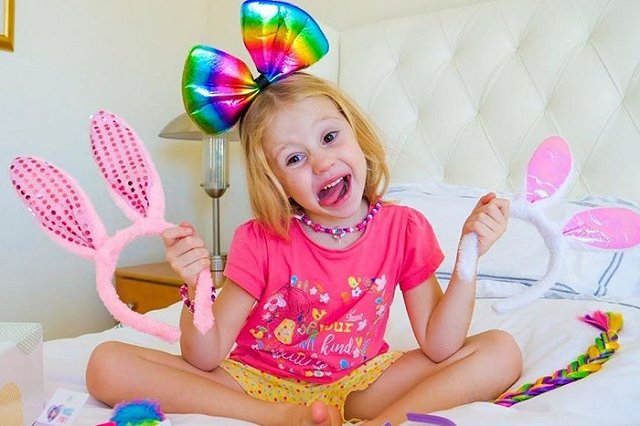 Forbes включил шестилетнюю россиянку в топ-10 высокооплачиваемых блогеров