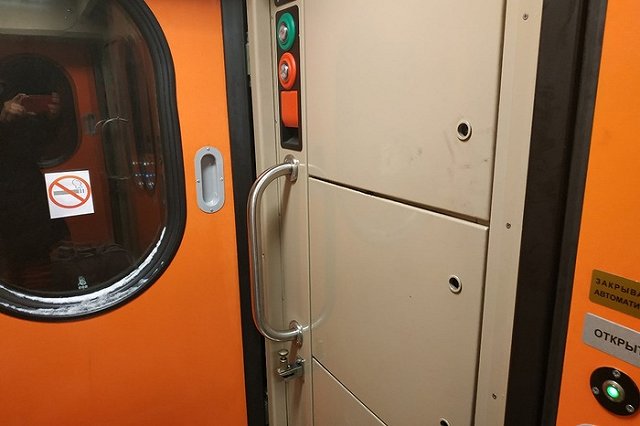 В Подмосковье погиб пассажир электрички, зажатый дверьми