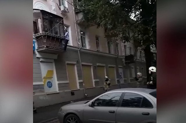 В Екатеринбурге неадекватного мужчину сняли с балкона и отправили в психиатрическую больницу