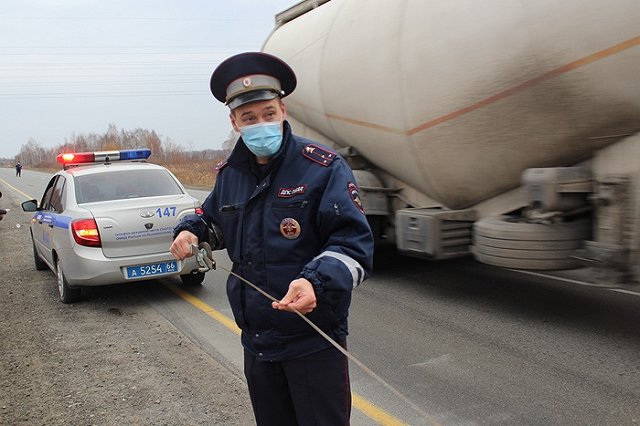 Есть погибший: на свердловской трассе легковушка улетела в кювет после столкновения с грузовиком