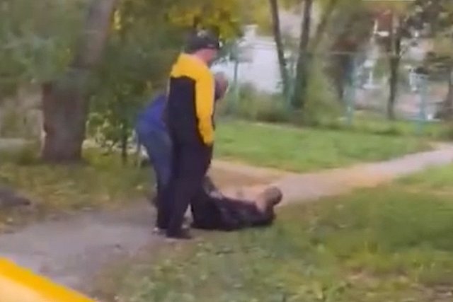 На Уралмаше жестоко избили мужчину, гулявшего возле дома с собакой