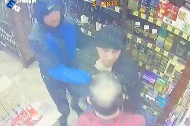 На Эльмаше двое мужчин избили сотрудника «Красное и Белое»