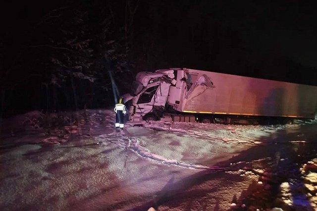 Водитель «КамАЗа» пострадал в столкновении с японским грузовиком на Московском тракте