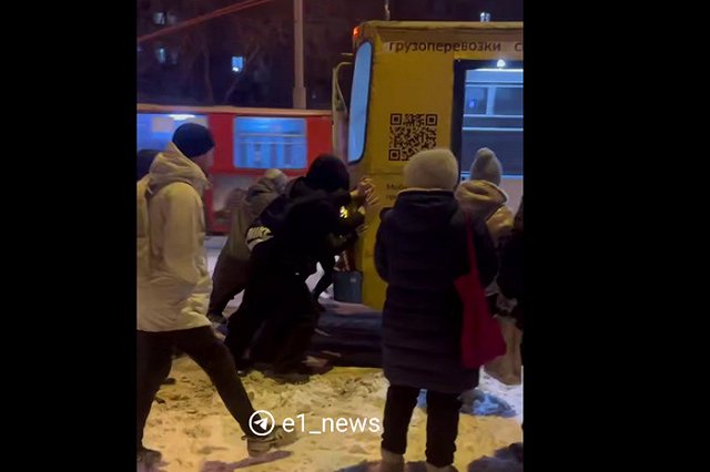 Фитнес по-уральски: екатеринбуржцы самостоятельно вытолкали троллейбус, чтобы попасть на работу