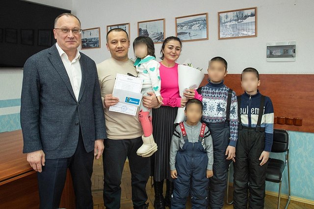 Свердловчане возмутились: мигрант перепрыгнул с 59-й строчки на первую в очереди на квартиру