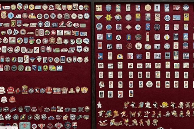 В Екатеринбурге продают коллекцию хоккейных значков за 1,3 миллиона