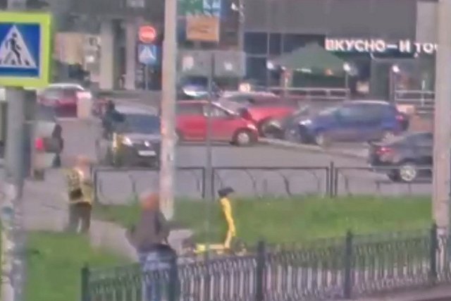 В Екатеринбурге легковушка сбила самокатчика. Он подлетел от удара