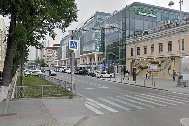 Ещё на одной улице в центре Екатеринбурга запретят парковку