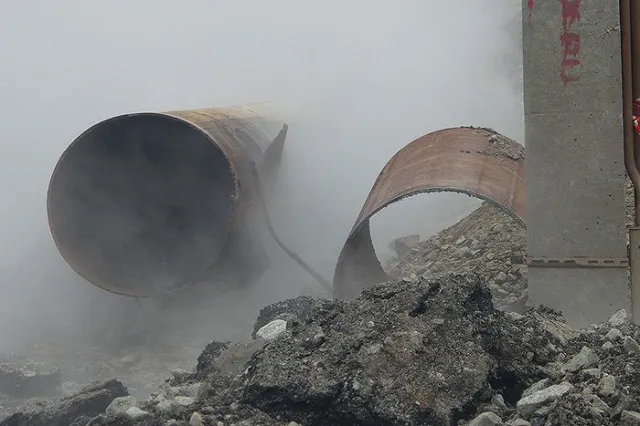 В Екатеринбурге ночью забил коммунальный «гейзер»