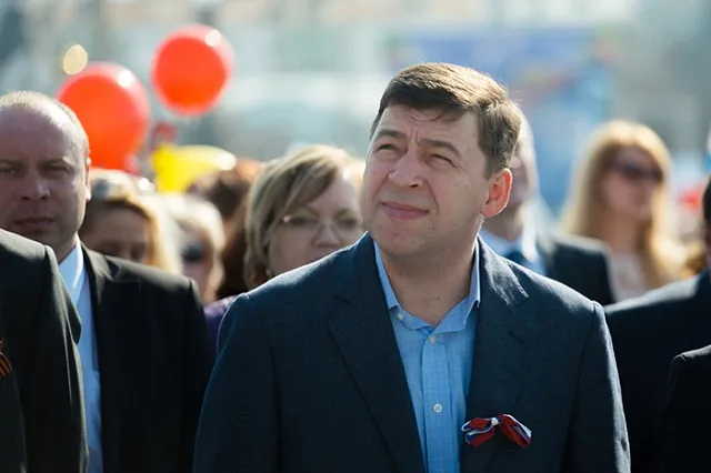 Куйвашев 12 июня не стал поднимать упавший рядом с ним государственный флаг РФ