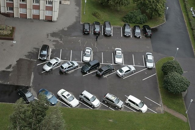 В Москве пьяный полицейский избил водителя из-за места на парковке