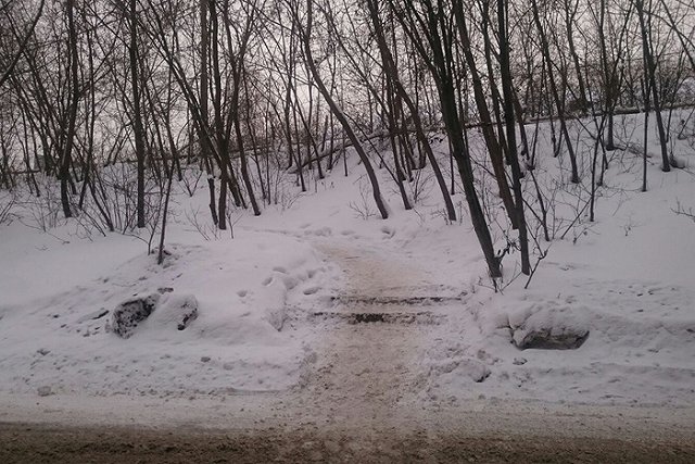 Детская коляска выкатилась на дорогу по нечищеной лестнице в Екатеринбурге