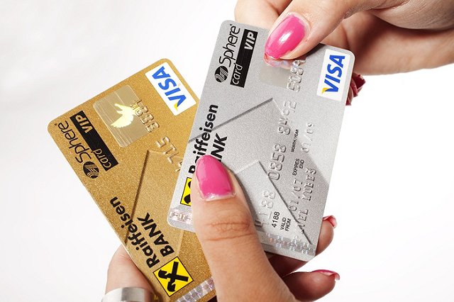 Банкам разрешили брать комиссию за снятие наличных с карт Visa