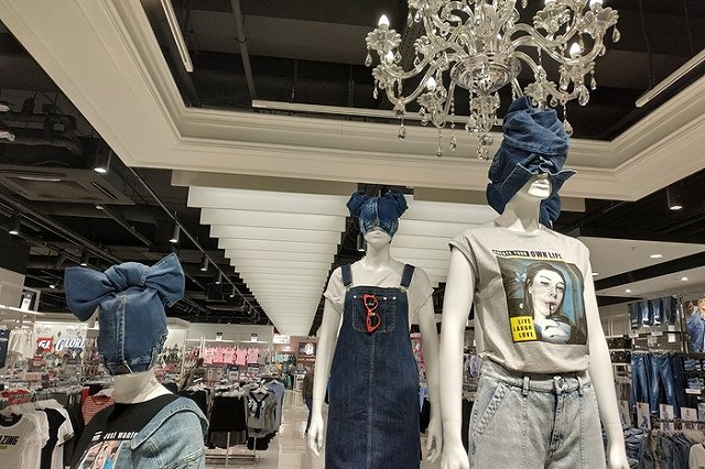 Курганец засудил «Глорию Джинс» за то, что джинсы покрасили сидение «Мерседеса»