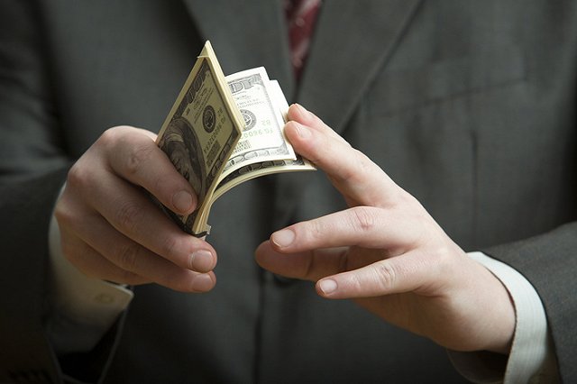 Замминистра транспорта РФ пожаловался на взятку в 10 тысяч долларов и бутылку водки