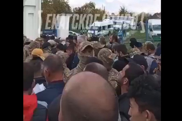 Под Екатеринбургом полицейские устроили облаву на мигрантов у мечети