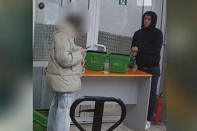 В Екатеринбурге школьница накинулась на вора и забрала у него свой айфон