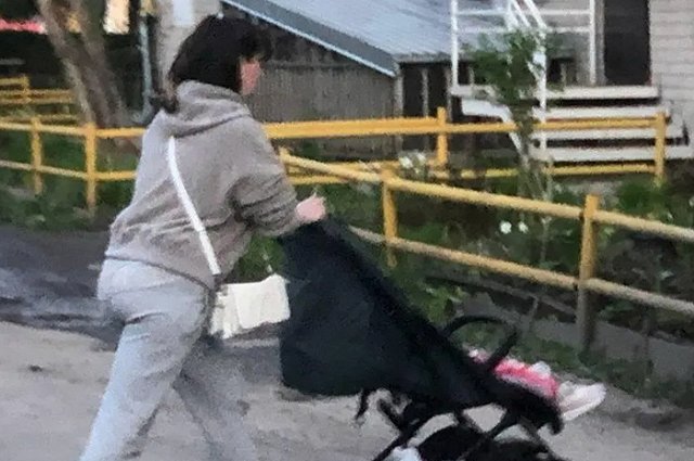 Свердловчанка избила дочь в коляске