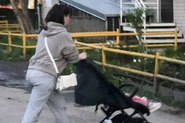 Свердловчанка избила дочь в коляске