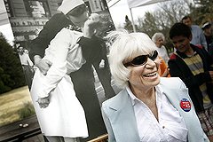 В США умер моряк с фотографии «Поцелуй»