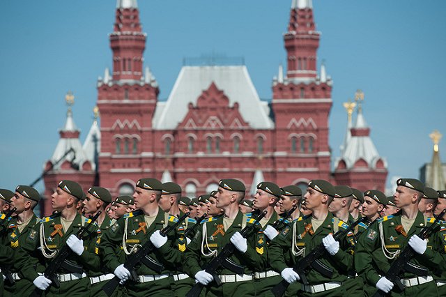 Саркози осудил отказ Олланда приехать в Москву на День Победы
