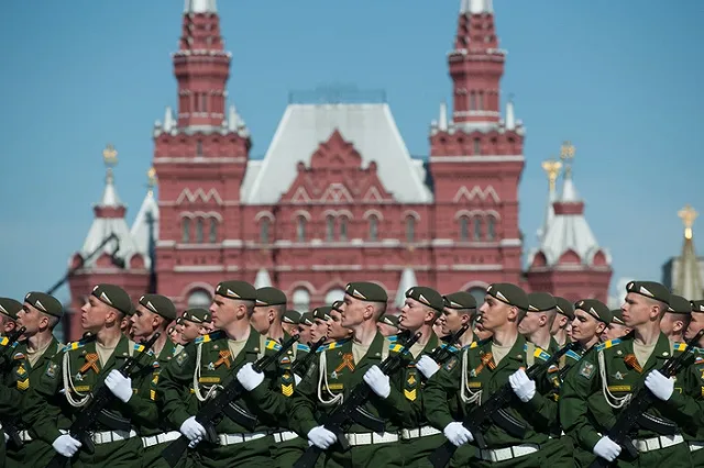 Саркози осудил отказ Олланда приехать в Москву на День Победы