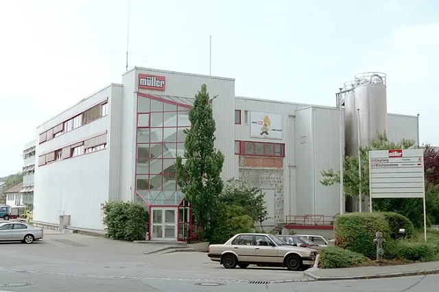 Бутылки молока с полуобнажёнными девушками вызвали скандал в Германии