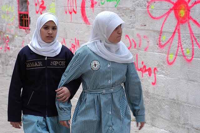 В Италии за отказ носить хиджаб мать обрила 14-летнюю дочь наголо