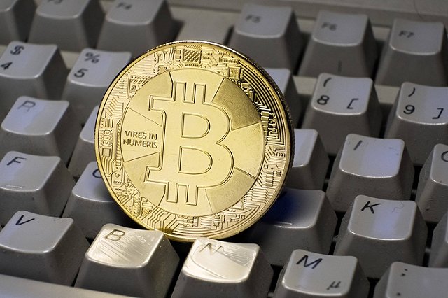 Биткоин за сутки обрушился на четверть