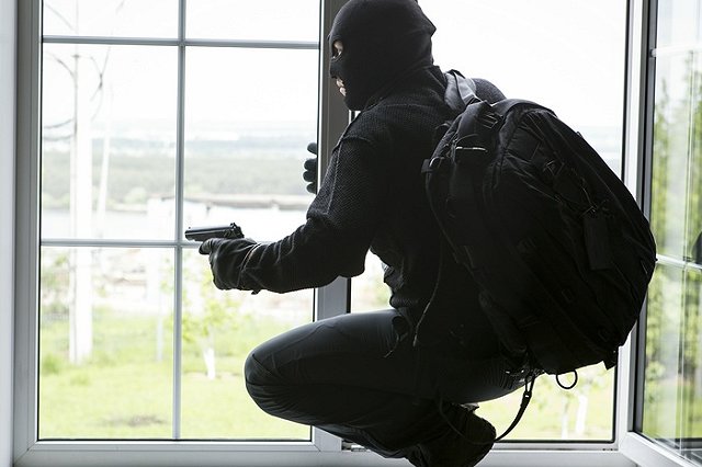 В Подмосковье полицейские за взятку отпустили вооруженных грабителей