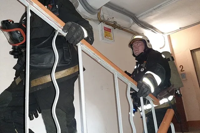 В центре Екатеринбурга 69 жителей девятиэтажки эвакуировали среди ночи из-за пожара