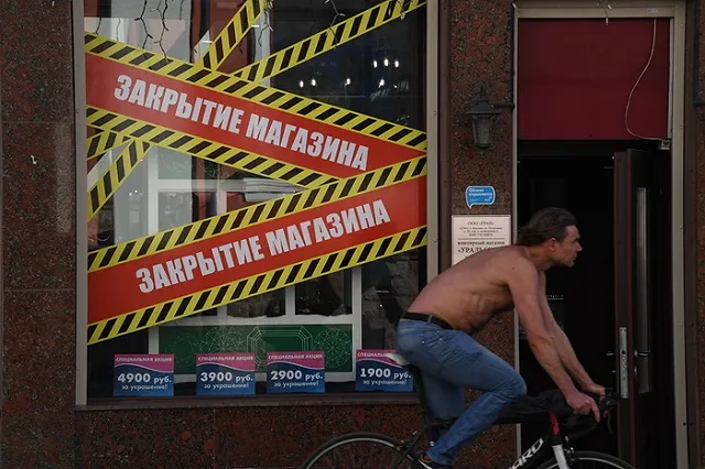 В Екатеринбурге машина сбила мужчину, который минутой ранее похитил 40 шоколадок