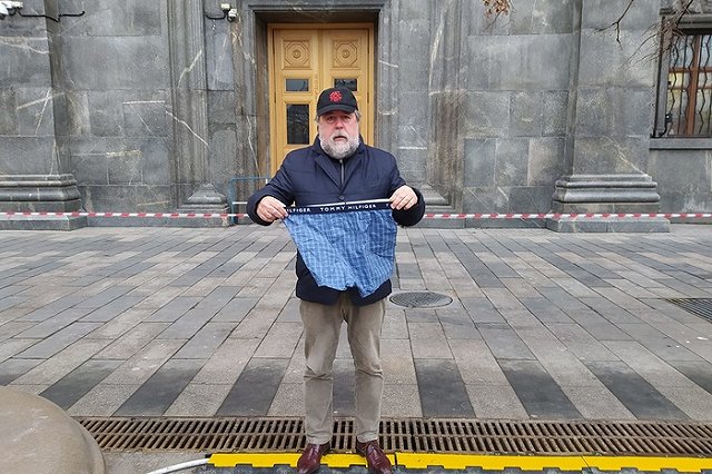 Режиссера Виталия Манского задержали у здания ФСБ за одиночный пикет с трусами