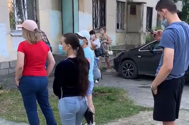 «Не выживете — не судьба»: в свердловской больнице пациенты с коронавирусом сутками ждут приёма