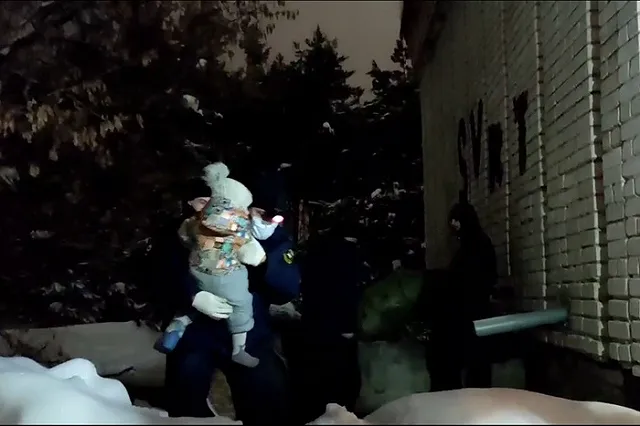 Женщина с двухлетним ребенком залезла в коллектор и родила там ещё одного малыша