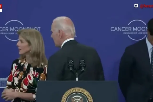 Байден в очередной раз не смог найти выход с трибуны после выступления