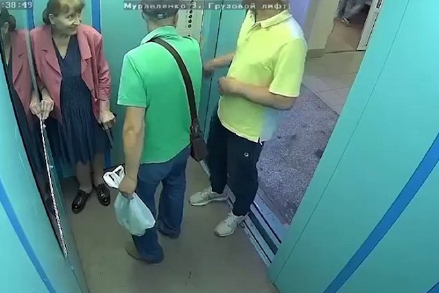 В Тюмени мужчина избил в лифте пожилую соседку, раздражавшую жильцов своим «сектантством»