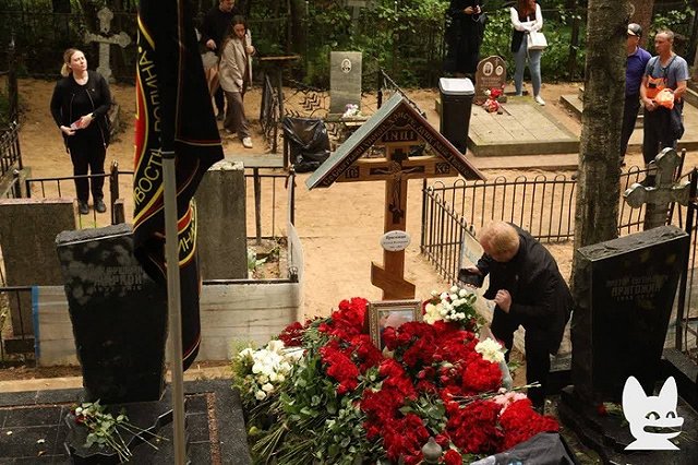 В кресте на могиле Евгения Пригожина увидели странности