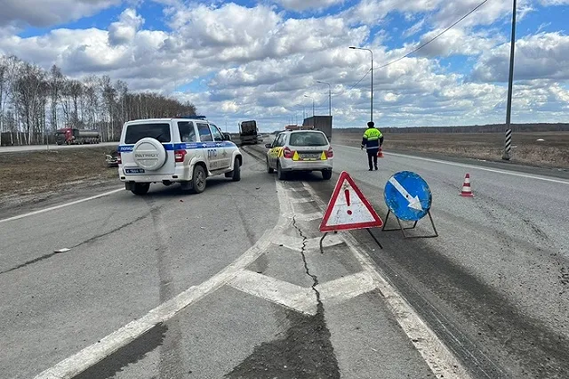 Погиб человек: на Тюменском тракте грузовик врезался в легковушку