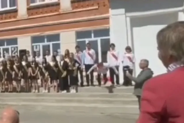 Свердловский выпускник упал в обморок во время Последнего звонка