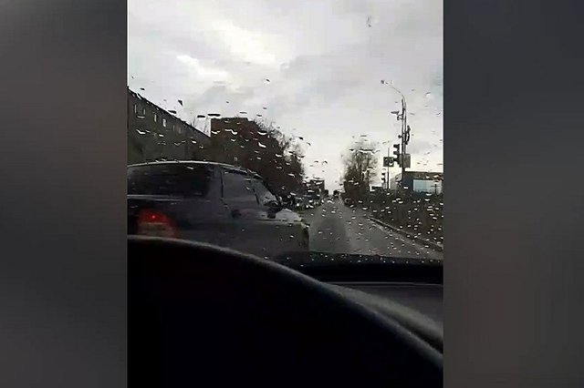 В Екатеринбурге неизвестный открыл стрельбу на дороге после перепалки с девушкой