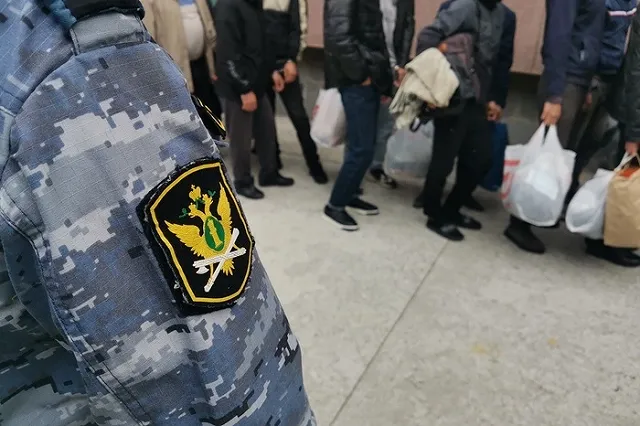 В Екатеринбурге сотрудница полиции продавала мигрантам ВНЖ