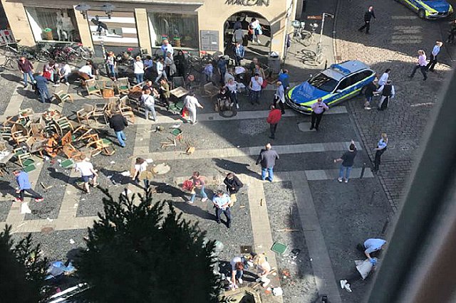 В Германии грузовик врезался в толпу людей