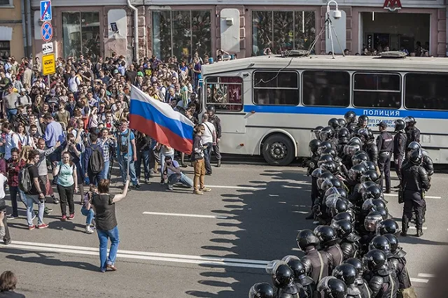 Политолог Перла предсказал на 2019 год массовые социальные взрывы