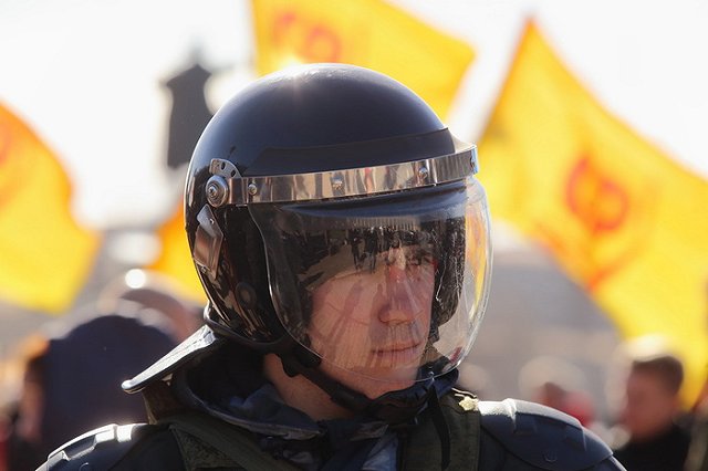 На Урале полицейского уволили из МВД после фотографий в соцсети