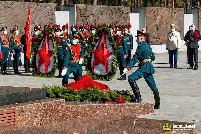 Руководители города и области возложили цветы к Вечному огню