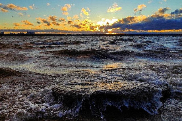«Брюки превращаются…» В Шарташском лесопарке назвали гранитный бордюр скамейкой