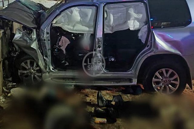 Погибли трое: в Великом Новгороде внедорожник, уходящий от полицейской погони, влетел в торговый центр